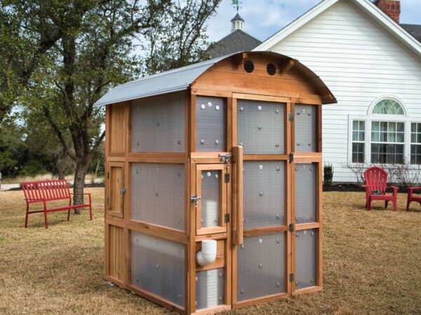 Stand-Up Chicke - Stand-Up Chicken Coop with Storm Panels