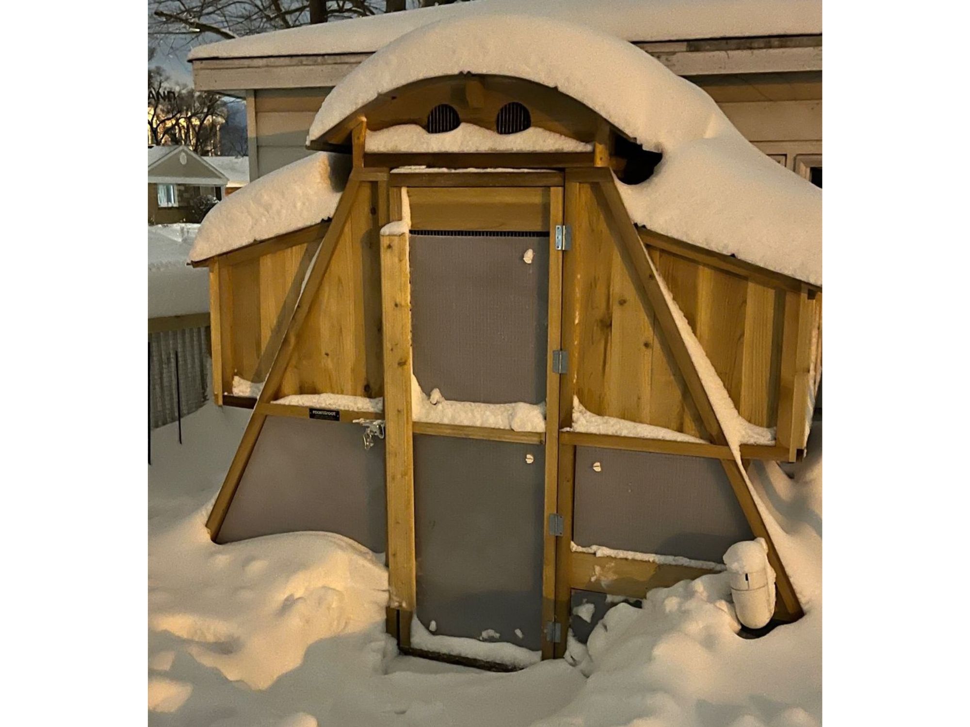 Roost-Root-Round-Top-Loft-Chicken-Coop-Customer-Photo-Snow