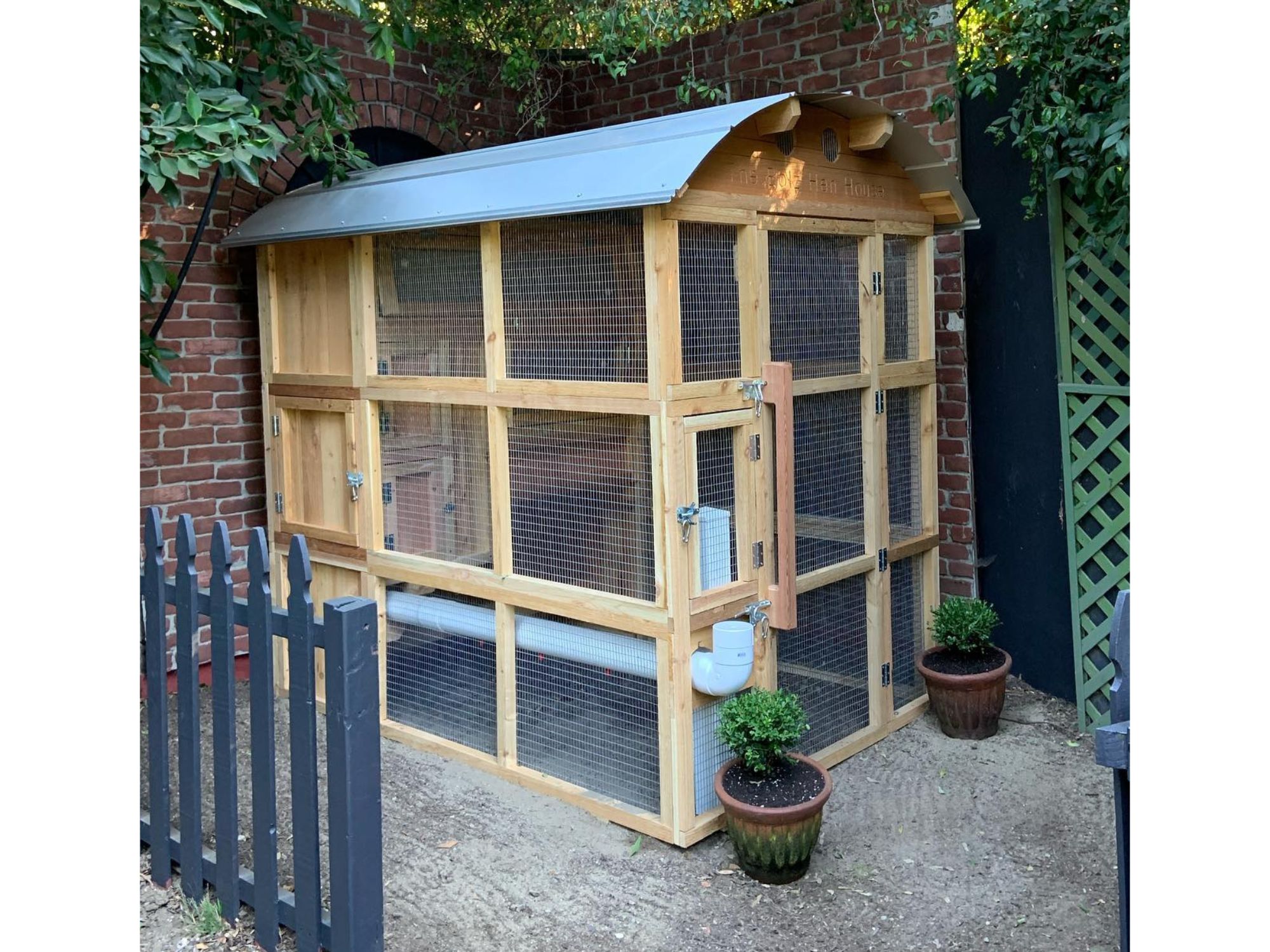Roost-Root-Round-Top-Stand-Up-XL-Chicken-Coop-Customer-Photo