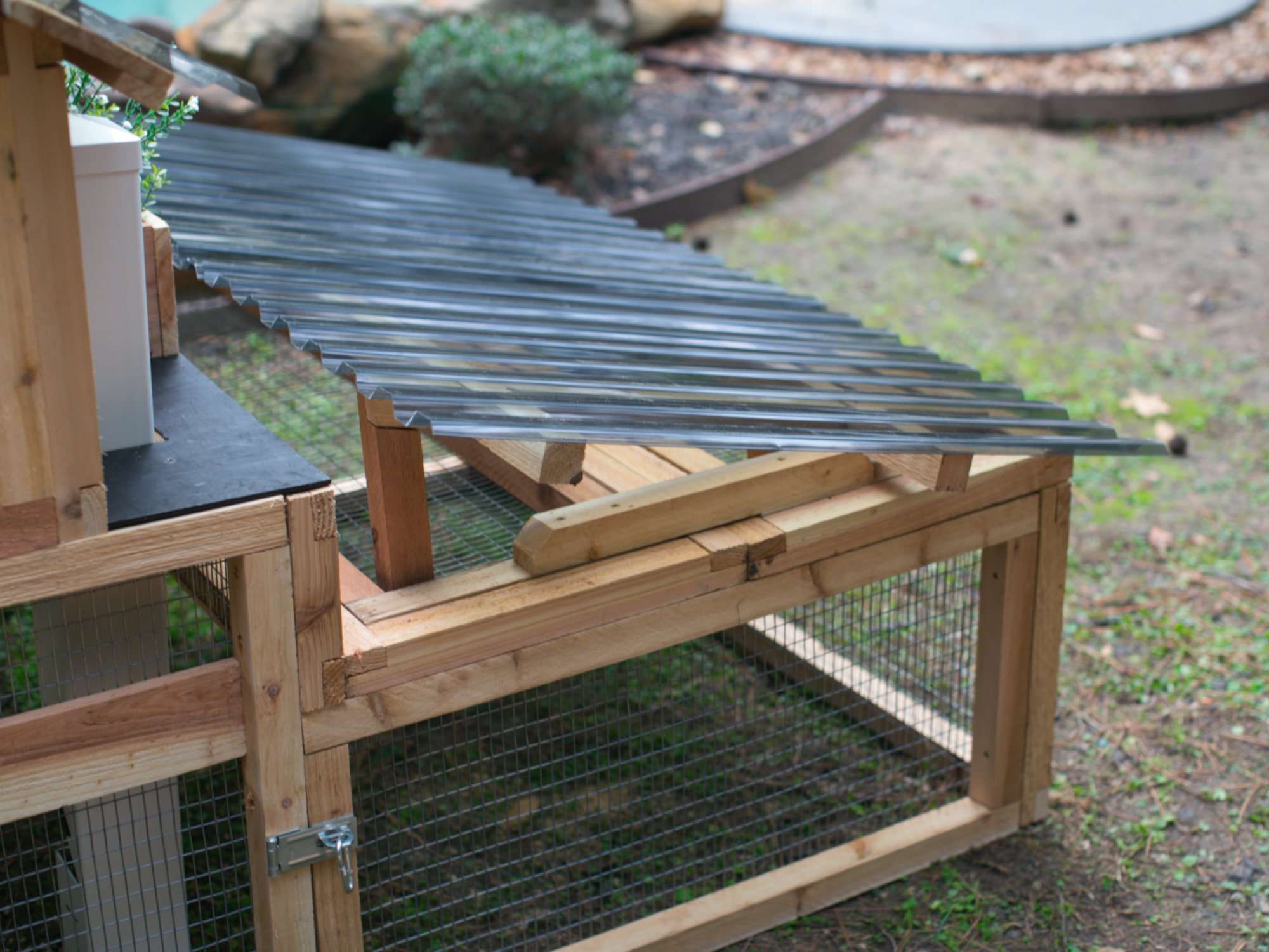 Roost-Root-Backyard-XL-Chicken-Coop-M2-Sun-Shade-Roof